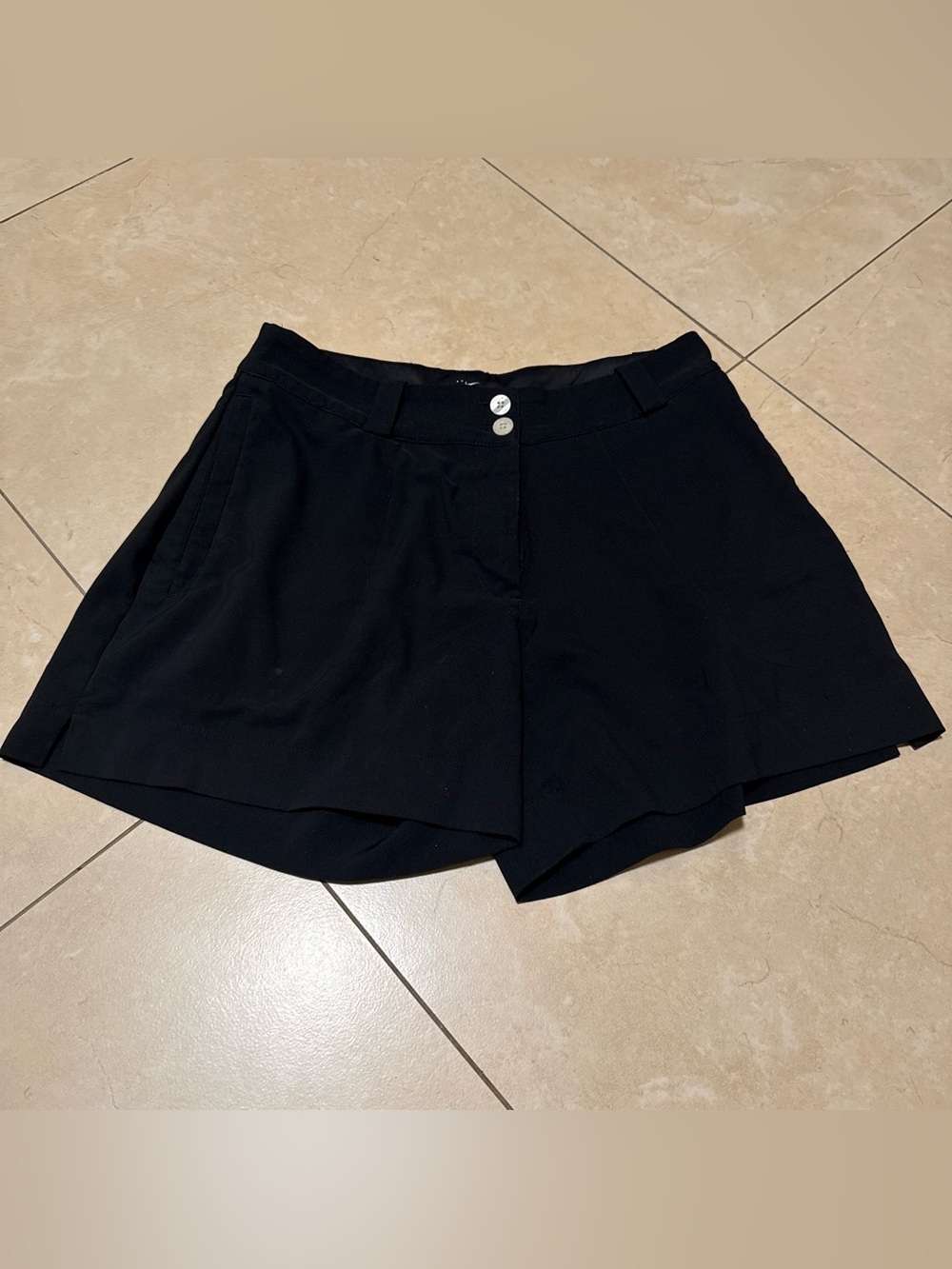 Women's Medium Nike Black high-waisted dry fit golf shorts with pockets